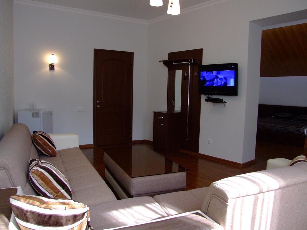 Centrale Guesthouse Джермук Экстерьер фото